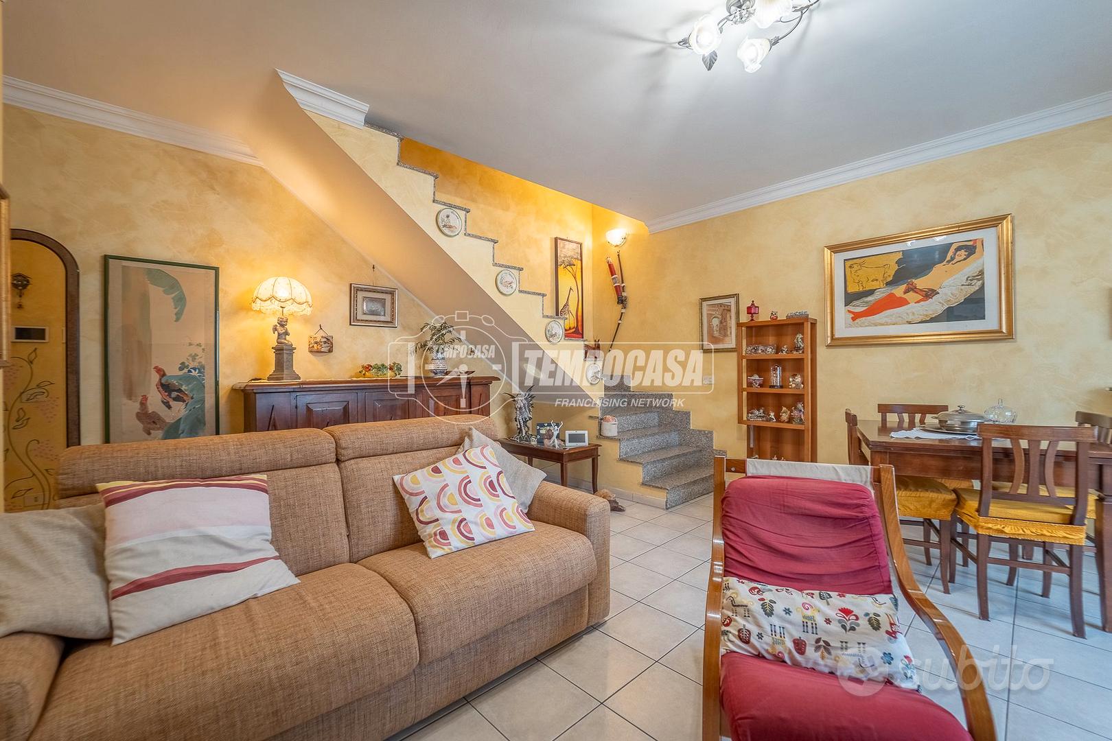VILLA SU DUE LIVELLI CON GIARDINO E DOPPIO POSTO A - Altro