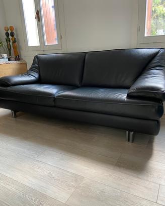 Divano e poltrona in pelle neri by Natuzzi