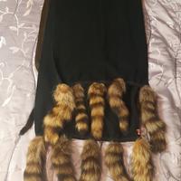 due sciarpe con code di pelliccia