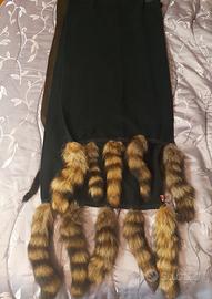 due sciarpe con code di pelliccia