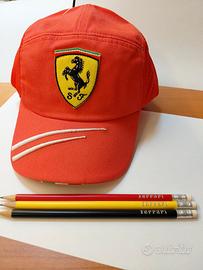 cappellino e matite Ferrari