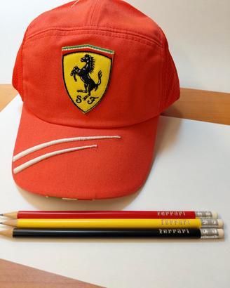 cappellino e matite Ferrari