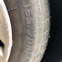 Gomme per auto o carrellini