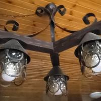 LAMPADARI IN FERRO BATTUTO E LEGNO
