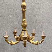 Lampadario in legno intagliato dorato