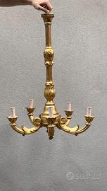 Lampadario in legno intagliato dorato