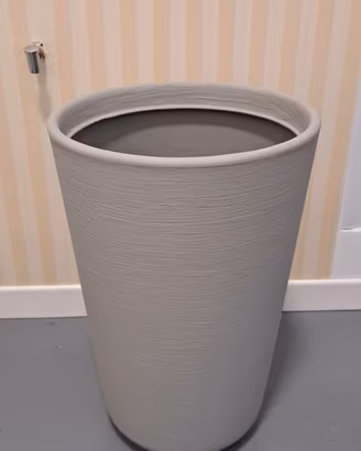 vaso in plastica grigio 
