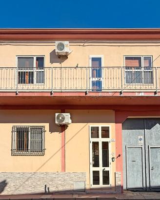 Casa indipendente bilivelli con cortile