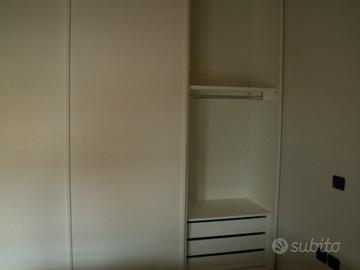 ARMADIO BIANCO LEGNO TAMBURATO CON VENATURE