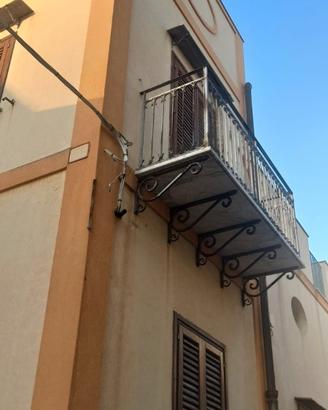 Casa su più piani a Ustica