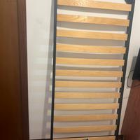 Rete singola con doghe in legno