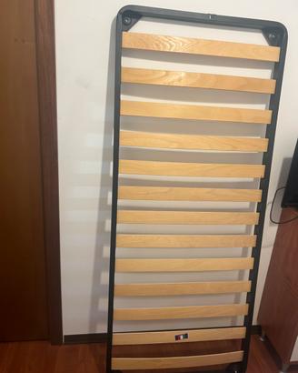Rete singola con doghe in legno
