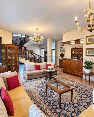 Casa indipendente di 533 m² con più di 5 locali e 