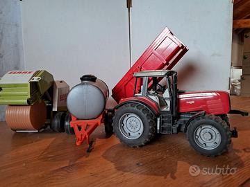 Trattore giocattolo Massey Ferguson con accessori
