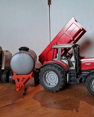 Trattore giocattolo Massey Ferguson con accessori