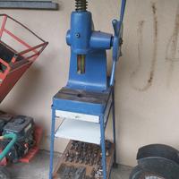 PUNZONATRICE PER METALLI CON BANCO E PUNZONI