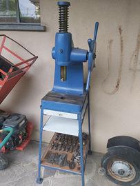 PUNZONATRICE PER METALLI CON BANCO E PUNZONI