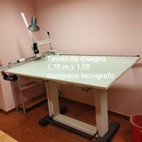 Tavolo da disegno tecnigrafo con lampada