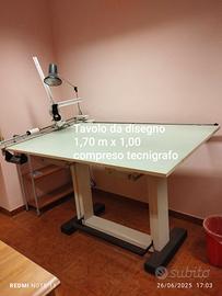 Tavolo da disegno tecnigrafo con lampada