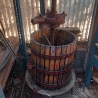 Torchio per uva in legno tradizionale