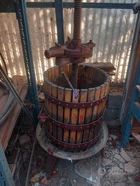 Torchio per uva in legno tradizionale