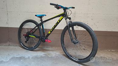 Wheelie bike giant 29 pollici con pegs TG M
