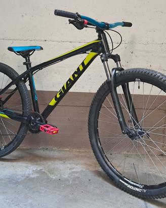 Wheelie bike giant 29 pollici con pegs TG M