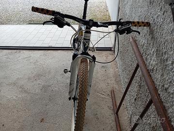bicicletta MTB 