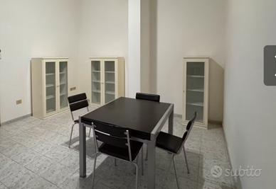 Tre vetrine in legno laccato bianco