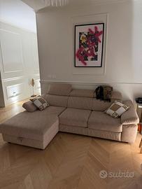 Divano beige com penisola in effetto camoscio