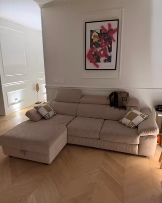 Divano beige com penisola in effetto camoscio