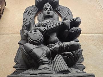 Scultura in legno intagliato Dea Saraswati