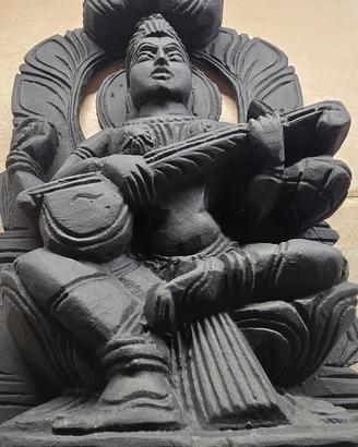 Scultura in legno intagliato Dea Saraswati