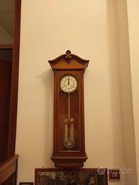 Orologio a pendolo da parete.