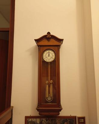 Orologio a pendolo da parete.