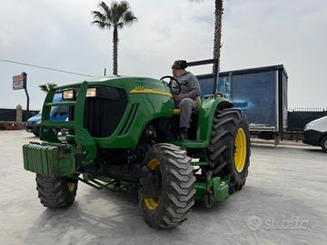 Trattore john Deere 4520 HST omologato operatrice