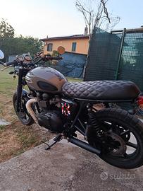Triumph Bonneville 900 SE  