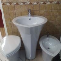 Sanitari a terra completi di lavabo con colonna