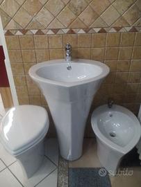 Sanitari a terra completi di lavabo con colonna