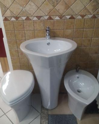 Sanitari a terra completi di lavabo con colonna