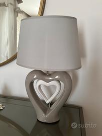 3 lampade, 2 abat jour e 1 lampada grande da tavol