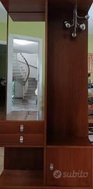 Mobile in legno con specchio ed appendiabiti.