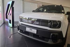 Renault Official 4 E-TECH ELECTRIC RENAULT te...