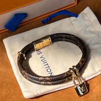 Classic braccialetti di pelle di vitello marroni.