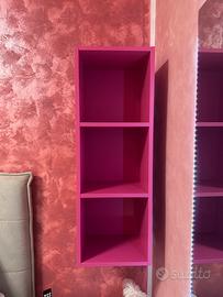 Scaffali fucsia