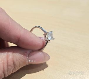 Anello solitario con diamante naturale 0,96 ct