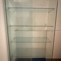 Vetrina espositiva in vetro con ripiani