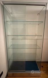 Vetrina espositiva in vetro con ripiani