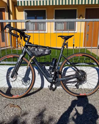 Bici Gravel pedalata assistita e motore sul mozzo