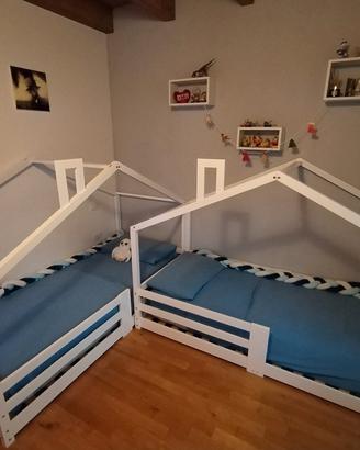 Letti singoli in legno a forma di casetta 